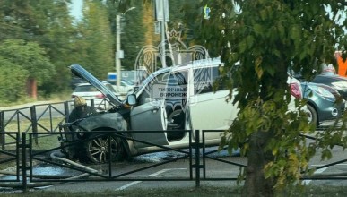 Автомобиль загорелся на парковке у воронежского гипермаркета