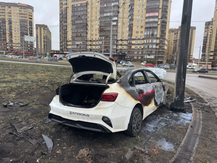 Водитель бросил пассажирку в горящем авто и скрылся с места аварии в Воронеже