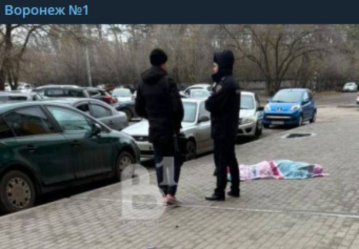 Подросток выпала из окна многоэтажки в Воронеже: жуткий инцидент попал на видео