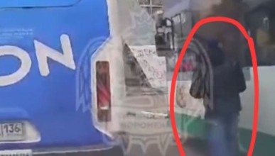 В шаге от гибели: автобус едва не снёс воронежца на остановке 
