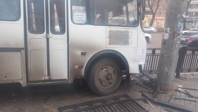 Водитель воронежского автобуса врезался в ограждение и сбежал