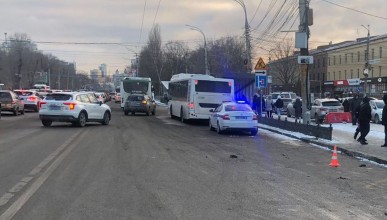 Сбитого пешехода зажало между автобусом и авто на Московском проспекте