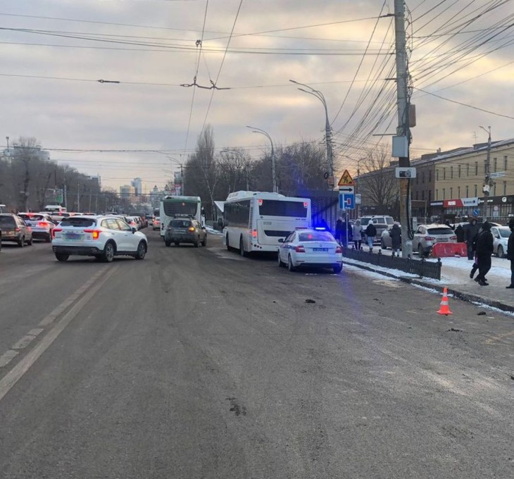Сбитого пешехода зажало между автобусом и авто на Московском проспекте
