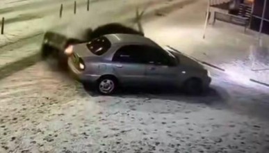Занос не туда попал на видео в воронежском дворе