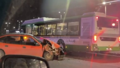 Легковушка врезалась в автобус на остановке в Воронеже