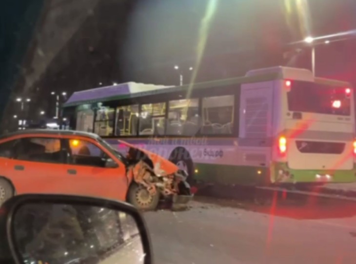 Легковушка врезалась в автобус на остановке в Воронеже