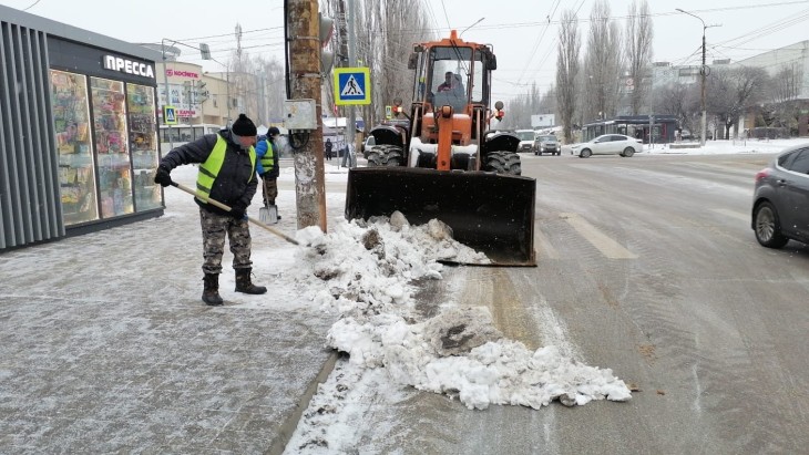 В Коминтерновском районе в круглосуточном режиме продолжается уборка снега 