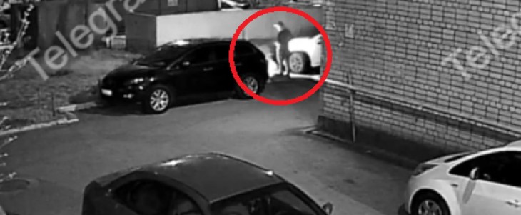 Поджог иномарки попал на видео в Северном микрорайоне Воронежа