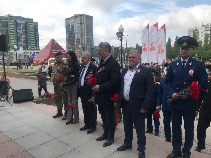 В Коминтерновском районе в преддверии празднования годовщины Великой Победы прошло торжественное возложение венков и цветов на главный мемориал района Памятник Славы
