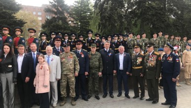 В Коминтерновском районе в преддверии празднования годовщины Великой Победы прошло торжественное возложение венков и цветов на главный мемориал района Памятник Славы