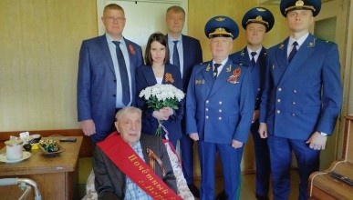 В Коминтерновском районе ветерана Великой Отечественной войны Дмитрия Васильевича Менжулина поздравили с юбилеем Великой Победы и присвоением звания «Почетный гражданин города Воронежа»