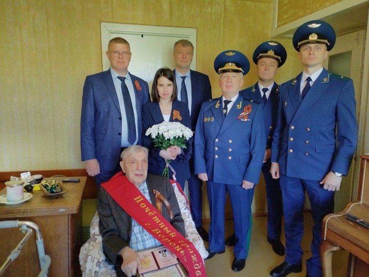 В Коминтерновском районе ветерана Великой Отечественной войны Дмитрия Васильевича Менжулина поздравили с юбилеем Великой Победы и присвоением звания «Почетный гражданин города Воронежа»