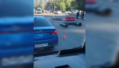 Огромная яма в асфальте образовалась у памятника Славы в Воронеже