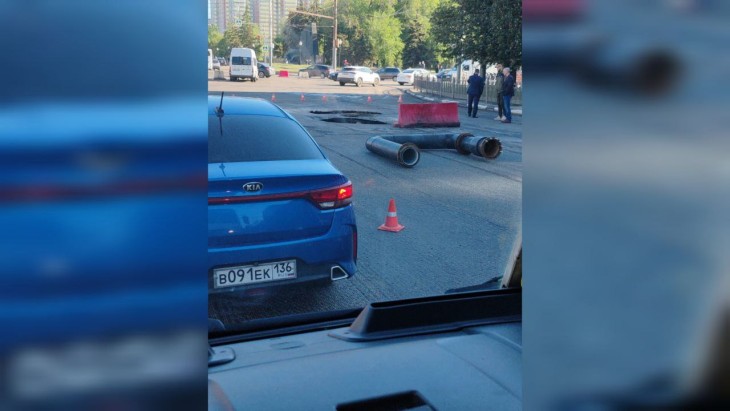 Огромная яма в асфальте образовалась у памятника Славы в Воронеже