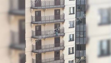 В Воронеже СК начал проверку после гибели сорвавшегося с балкона парня