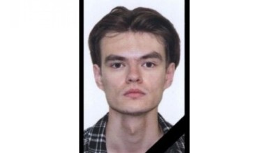 Причиной убийства студента в общежити может быть беспорядок в комнате  По информации из сети, подозреваемый мог убить своего соседа по комнате из-за постоянного беспорядка.  Источники сообщают, что Максим разбрасывал грязное белье, оставлял еду в комнате и в целом не убирался за собой. Из-за этого у них с соседом возникали конфликты.  По версии следствия, 23 мая в комнате общежития на Хользунова, 50 студенты поссорились. После этого 23-летний парень ударил своего соседа ножом в шею.  Убийца сел в рейсовый автобус и уехал в Аннинский район, там сдался правоохранителям.
