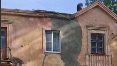 На проспекте Труда, 143 проводится ремонт кровли жилого дома