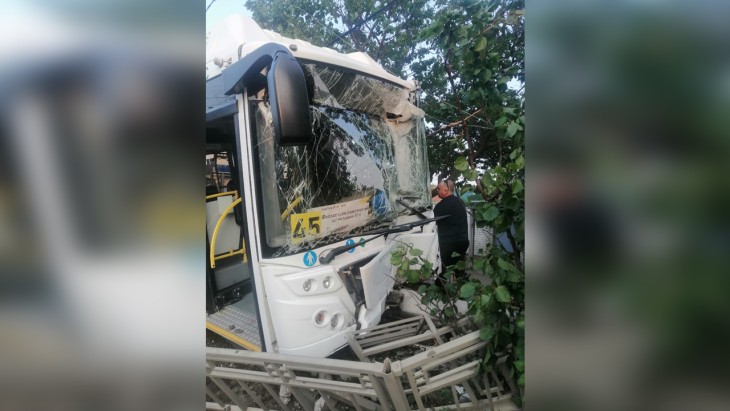 Семь человек пострадали в аварии с автобусом на 45-й Стрелковой Дивизии в Воронеже