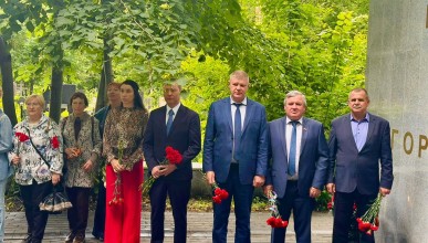 В Коминтерновском районе в преддверии Дня памяти и скорби прошли церемонии возложения на братских могилах и воинских захоронениях