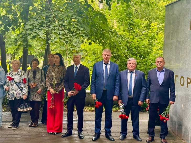 В Коминтерновском районе в преддверии Дня памяти и скорби прошли церемонии возложения на братских могилах и воинских захоронениях