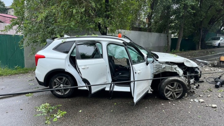 В Воронеже женщина пострадала в ДТП с влетевшим в столб Haval