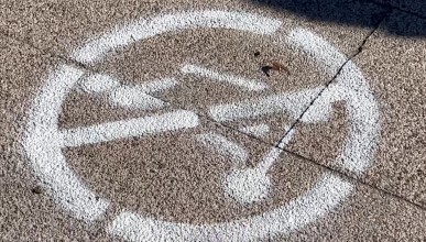 В Воронеже начали рисовать запрещающую проезд на самокатах разметку