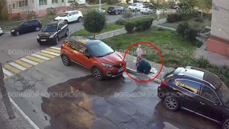 Асфальт провалился под ногами у женщины в воронежском ЖК