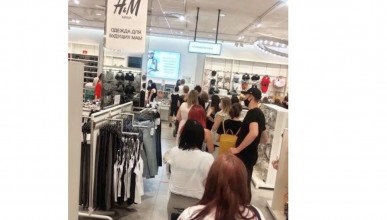 В магазинах с одеждой собираются огромные очереди из желающих совершить покупки Воронеж Северный район 