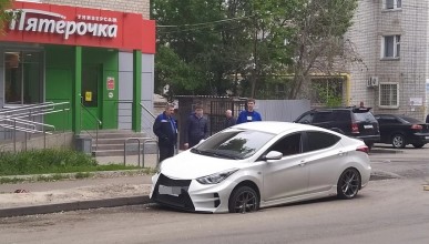 На улице Лидии Рябцевой «Hyundai» провалился под асфальт, Воронеж Северный район