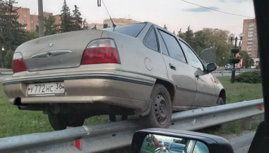 Парапет на Московском проспекте оседлал автомобиль, Воронеж Северный район