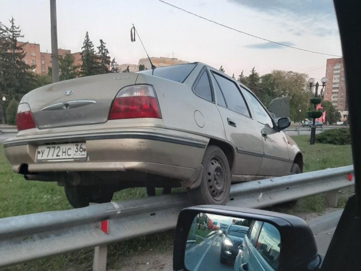 Парапет на Московском проспекте оседлал автомобиль, Воронеж Северный район