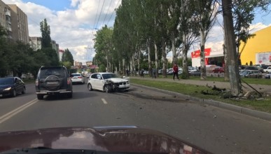 BMW врезался в столб возле гипермаркета 