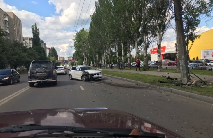 BMW врезался в столб возле гипермаркета 