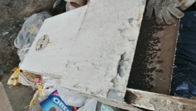 В мусорном баке на улице 60 Армии нашли памятник с могилы. Воронеж Северный район