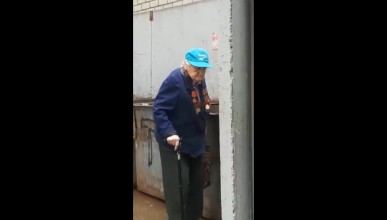 Труженица тыла искала еду в мусорках Северного района. Воронеж Северный район