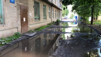 На Лидии Рябцевой вход в соцзащиту закрыла огромная лужа. Воронеж Северный район