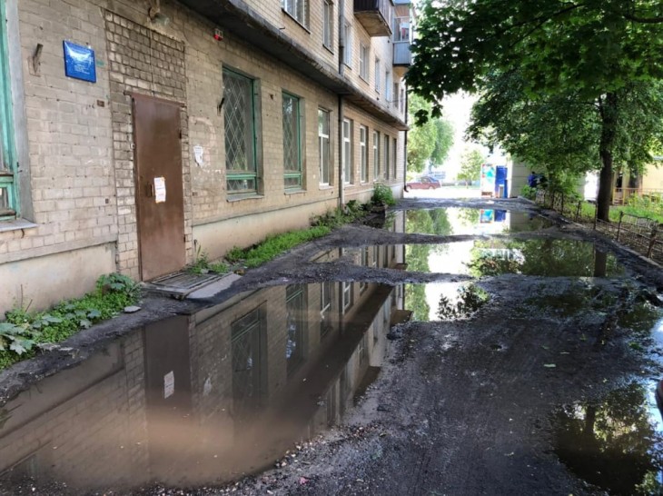 На Лидии Рябцевой вход в соцзащиту закрыла огромная лужа. Воронеж Северный район