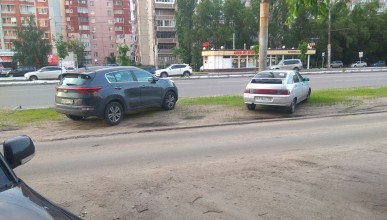 На Бульваре Победы водители паркуются на новом газоне. Воронеж Северный район