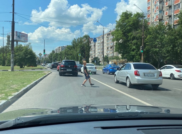 На бульваре Победы дети зарабатывают опасным способом. Воронеж Северный район