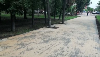 Рабочие не убрали за собой при ремонте тротуара на Московском проспекте. Воронеж Северный район