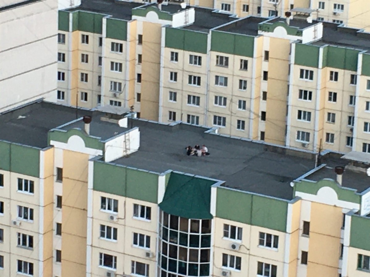 Дети на крыше многоэтажки