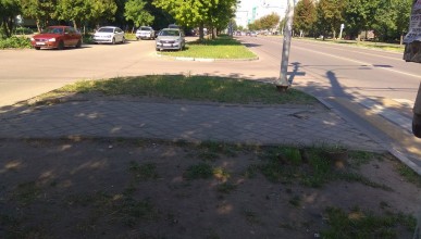 На бульваре Победы автомобилист устроил скандал после замечания за парковку на газоне. Воронеж Северный район