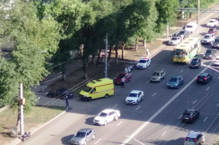 На Памятнике Славы полицейский мотоцикл въехал в иномарку. Воронеж Северный район