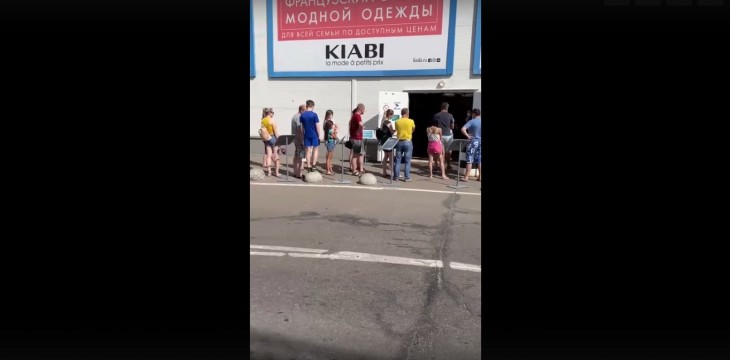 Ради покупок в Граде люди часами стоят в очереди на улице. Воронеж Северный район