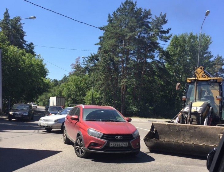 Авария с трактором на улице 45-й Стрелковой Дивизии. Воронеж Северный район