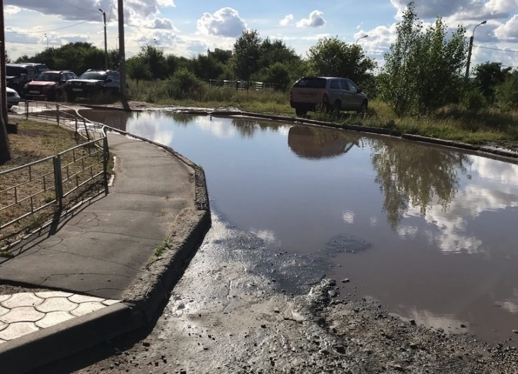 Во дворах домов на бульваре Победы дороги затоплены водой. Воронеж Северный район