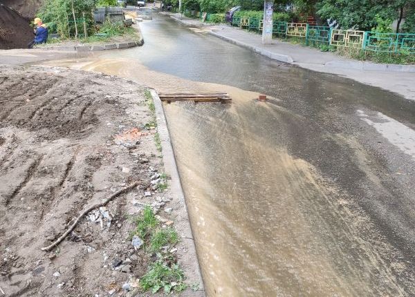 Потоки воды на дороге улицы Лизюкова. Воронеж Северный район