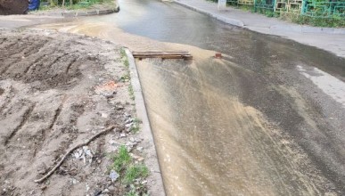 Потоки воды на дороге улицы Лизюкова. Воронеж Северный район