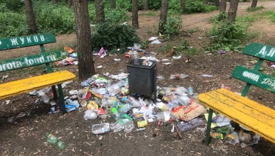 Грязь и мусор в парке 