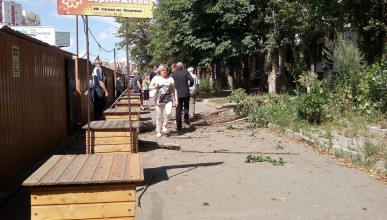 На павильоны рынка на Владимира Невского упало дерево. Воронеж Северный район